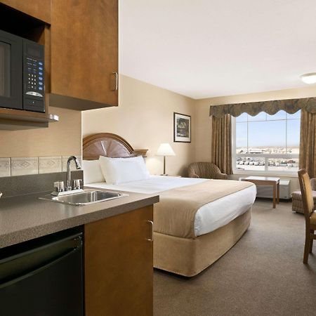 Super 8 By Wyndham High Level Ab Hotel Exterior foto