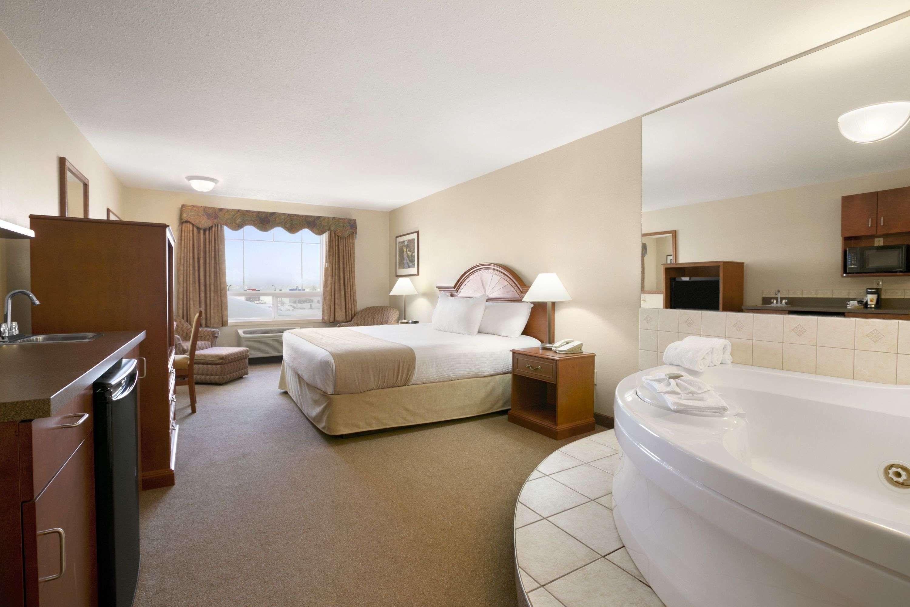 Super 8 By Wyndham High Level Ab Hotel Exterior foto