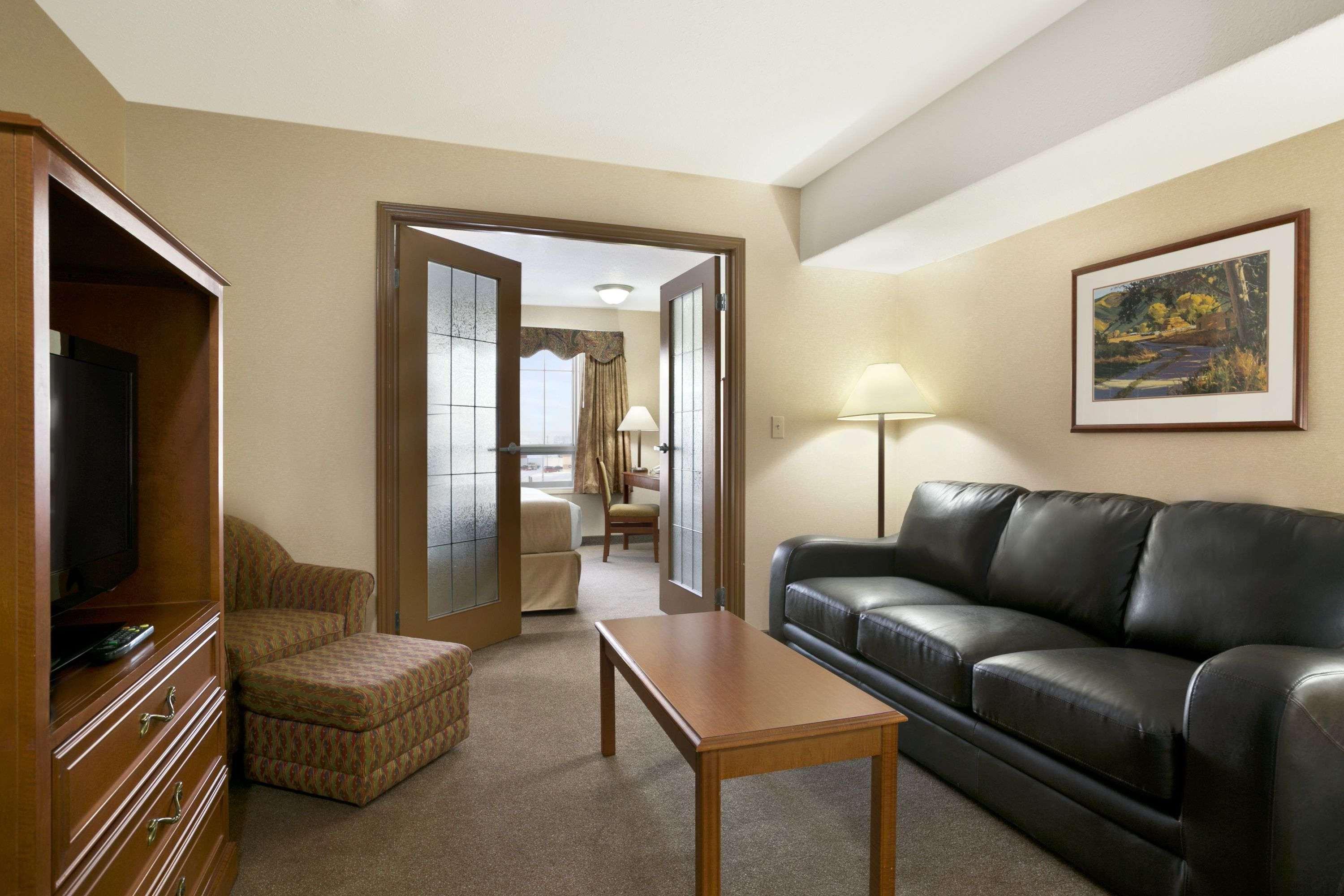 Super 8 By Wyndham High Level Ab Hotel Exterior foto