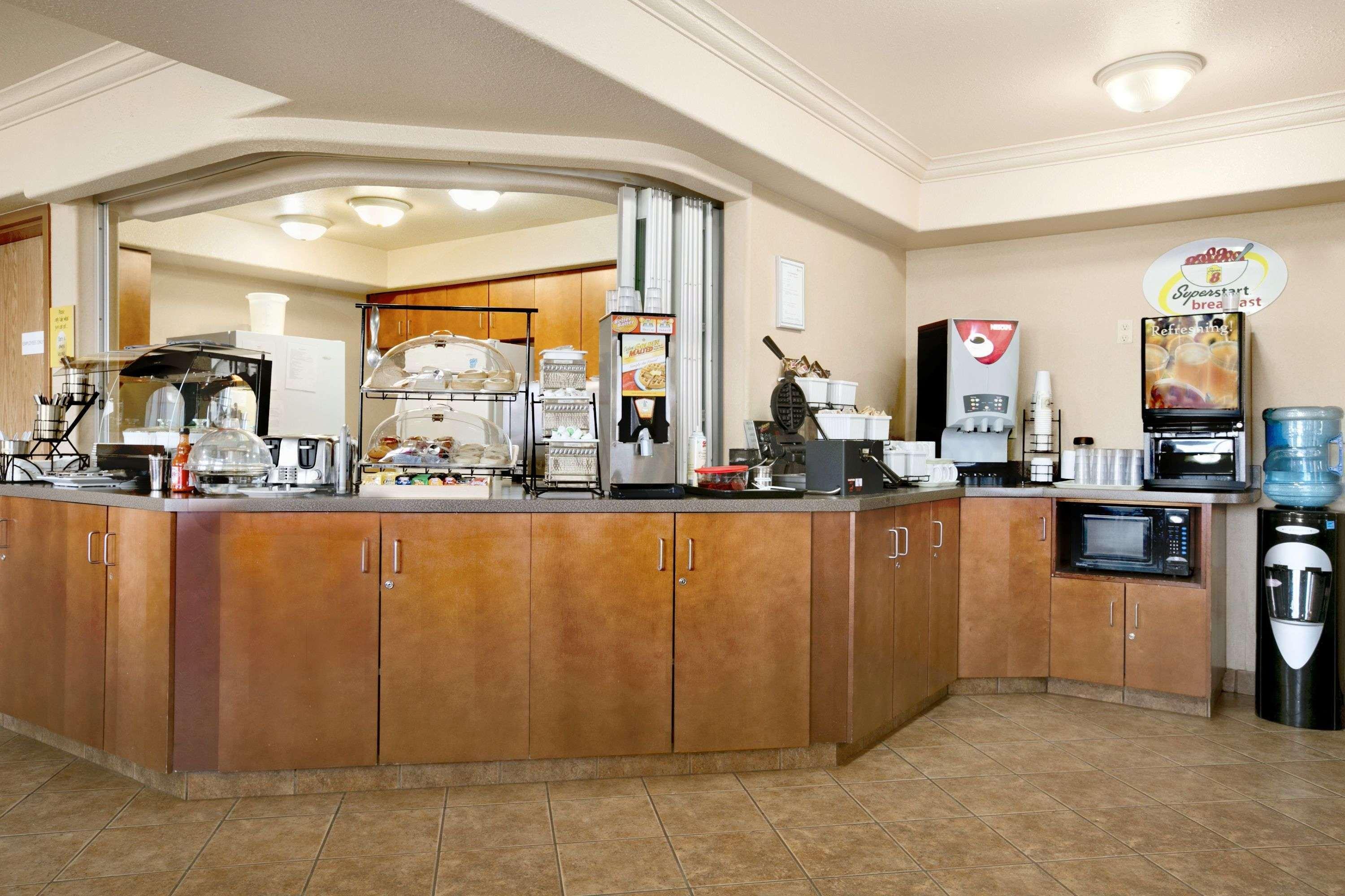 Super 8 By Wyndham High Level Ab Hotel Exterior foto